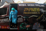 Petugas kesehatan turun dari Mobil Gerai Vaksin Keliling Presisi untuk melakukan vaksinasi COVID-19 kepada warga di kampung Gubeng Kertajaya, Surabaya, Jawa Timur, Jumat (30/7/2021). Polrestabes Surabaya meluncurkan dua unit Mobil Gerai Vaksin Keliling Presisi untuk melakukan vaksinasi COVID-19 kepada warga di permukiman guna mewujudkan kekebalan kelompok atau 'herd immunity' menuju Indonesia sehat. Antara Jatim/Didik Suhartono/zk