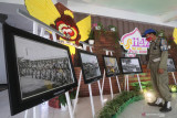 Anggota Satuan Polisi Pamong Praja mengamati karya fotografi saat pameran foto bertajuk Kediri Tempo Dulu di Balai Kota Kediri, Jawa Timur, Jumat (30/7/2021). Pameran fotografi yang menampilkan suasana Kota Kediri tempo dulu koleksi Kediri's Photograph Museum tersebut guna memperingati Hut ke-1142 Kota Kediri. Antara Jatim/Prasetia Fauzani/zk