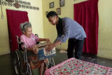 Kader HMI Lampung Timur  bantu sembako kepada nenek Herawati
