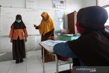 Sekolah Tatap Muka Terbatas di Banda Aceh. Aktivitas belajar mengajar tatap muka terbatas di Sekolah Dasar (SD) Negeri 42, Banda Aceh, Aceh, Sabtu (31/7/2021). Pemerintah Kota Banda Aceh kembali mengizinkan sekolah menggelar kegiatan belajar mengajar tatap muka terbatas dengan membatasi 50 persen siswa yang hadir dan menerapkan protokol kesehatan COVID-19 dengan ketat. ANTARA/Irwansyah Putra