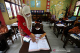 Sekolah Tatap Muka Terbatas di Banda Aceh. Aktivitas belajar mengajar tatap muka terbatas di Sekolah Dasar (SD) Negeri 42, Banda Aceh, Aceh, Sabtu (31/7/2021). Pemerintah Kota Banda Aceh kembali mengizinkan sekolah menggelar kegiatan belajar mengajar tatap muka terbatas dengan membatasi 50 persen siswa yang hadir dan menerapkan protokol kesehatan COVID-19 dengan ketat. ANTARA/Irwansyah Putra