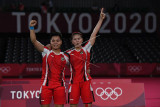 Pebulutangkis ganda putri Indonesia Greysia Pollii/Apriyani Rahayu merayakan kemenangan atas ganda putri Korea Selatan Lee Sohee/Shin Seungchan dalam semifinal Olimpiade Tokyo 2020 di Musashino Forest Sport Plaza, Tokyo, Jepang, Sabtu (31/7/2021). Greysia/Apriyani menang 21-19, 21-17 dan melaju ke final. ANTARA FOTO/Sigid Kurniawan/nym.