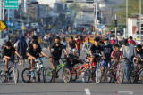  Warga beraktivitas di Jembatan Suroboyo, Surabaya, Jawa Timur, Minggu (1/8/2021). Meskipun di tengah pandemi COVID-19, Jembatan Suroboyo yang merupakan salah satu ikon kota Surabaya berlokasi di kawasan Kenjeran tersebut ramai dikunjungi warga  untuk berolahraga, bersepeda ataupun sekedar menikmati pemandangan pantai. Antara Jatim/Didik Suhartono/zk