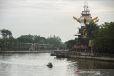 Perahu bermesin melintas di Sungai Martapura, Banjarmasin, Kalimantan Selatan, Selasa (3/8/2021). Pemerintah Kota Banjarmasin memutuskan untuk melanjutkan penerapan Pemberlakuan Pembatasan Kegiatan Masyarakat (PPKM) hingga 8 Agustus 2021 karena masih tingginya kasus aktif COVID-19 yaitu sebanyak 1.850 orang per 2 Agustus 2021 berdasarkan data Dinas Kesehatan Kota Banjarmasin. Foto Antaranews Kalsel/Bayu Pratama S.