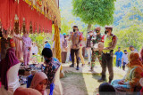TNI-Polri aktif edukasi masyarakat kendalikan penularan COVID-19