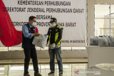 Gubernur Jawa Barat Ridwan Kamil (kiri) memberikan bantuan sosial kepada seorang pelaku transportasi darat di Terminal Leuwipanjang, Bandung, Jawa Barat, Rabu (4/8/2021). Kementerian Perhubungan bersama Pemerintah Provinsi Jawa Barat membagikan sedikitnya 1.000 bantuan sosial sembako kepada sopir bus, pengemudi ojek daring dan warga sekitar yang terdampak PPKM pandemi COVID-19. ANTARA FOTO/Novrian Arbi/agr