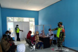 TNI di Mappi bersama puskesmas Senggo disiplinkan prokes penumpang pesawat