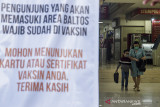 Pengunjung berbelanja di pusat perbelanjaan Balubur Town Square (Baltos), Bandung, Jawa Barat, Rabu (4/8/2021). Penerapan bukti telah divaksin COVID-19 menjadi syarat bagi pengunjung untuk berbelanja di pusat perbelanjaan tersebut di masa penyesuaian PPKM guna mengantisipasi penyebaran COVID-19. ANTARA FOTO/Novrian Arbi/agr