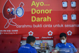 Petugas Palang Merah Indonesia (PMI) mengambil darah pendonor di PMI Ciamis, Jawa Barat, Rabu (4/8/2021). Stok darah yang tersedia di PMI Ciamis selama PPKM menipis dan terus menurun dari sebelumnya donor darah sukarela dan pengganti sebanyak 4.646 orang, kini menjadi 564 pendonor per bulan, padahal permintaan semakin meningkat. ANTARA FOTO/Adeng Bustomi/agr