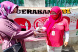 Relawan PMI Cisarua, Bogor, Jawa Barat, mengukur suhu warga dalam melanjutkan kegiatan edukasi kesehatan kepada masyarakat mengenai pentingnya mengikuti protokol 6M. (Foto Antara/HO/PMI/IFRC).