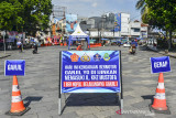 Spanduk himbauan pemberlakukan aturan ganjil-genap di Jalan Hz Mustofa, Kota Tasikmalaya, Jawa Barat, Kamis (5/8/2021). Satgas Penanganan COVID-19 Kota Tasikmalaya memberlakukan aturan ganjil genap di wilayah pusat kota untuk mengurangi mobilitas kendaraan selama PPKM Level 3. ANTARA FOTO/Adeng Bustomi/agr
