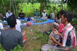 TRADISI KENDURI TURUN SAWAH SAAT PADA DARA. Petani menggelar ritual doa bersama dan dilanjutkan peusejuek (tepung tawar) pada perayaan tradisi kenduri turun ke sawah saat padi tumbuh dara di Desa  Lamsie, Kecamatan Cot Glie, Kabupaten Aceh Besar, Aceh, Kamis (5/8/2021). Tradisi kenduri turun ke sawah saat padi tumbuh dara atau padi mulai besar dan berperut itu bertujuan  agar tanaman padi terhindar dari hama dan mendapatkan hasil yang melimpah. ANTARA FOTO/Ampelsa.