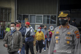 Sejumlah buruh antre untuk mendapatkan vaksin COVID-19 saat vaksinasi massal bagi buruh di PT Kahatex, Kabupaten Sumedang, Jawa Barat, Kamis (5/8/2021). TNI dan Polri memberikan 2.500 dosis vaksin COVID-19 bagi buruh guna mempercepat program vaksinasi nasional. ANTARA FOTO/Raisan Al Farisi/agr