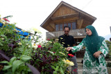 Destinasi Wisata Puncak Sigantang Sira. Bupati Aceh Selatan Tgk Amran bersama Ketua Dekranasda Aceh Selaran Kailida (dua kanan) menikmati panorama Puncak Sigantang Sira di Trumon, Aceh Selatan, Aceh, Kamis (5/8/2021). Puncak Sigantang Sira merupakan salah satu dari 10 nominasi kategori destinasi dataran tinggi Anugerah Pesona Indonesia (API) 2021. Antara Aceh/Irwansyah Putra