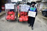 Seorang mahasiswa yang baru selesai wisuda bersama komunitas Maluku Peduli menunjukkan becak berisi ratusan nasi bungkus untuk dibagikan kepada warga di Pasar Batu Merah, Kota Ambon, Maluku, Kamis (5/8/2021). Komunitas anak muda Maluku Peduli mengumpulkan donasi untuk menyediakan 250 nasi bungkus yang dibagikan kepada warga yang membutuhkan bantuan saat Pemberlakukan Pembatasan Kegiatan Masyarakat (PPKM) di Ambon. ANTARA FOTO/FB Anggoro/wsj.
