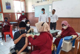 Wali Kota Kediri Abdullah Abu Bakar meninjau vaksinasi pelajar di SMAN I Kediri, Jawa Timur, Rabu (4/8/2021). Pemkot Kediri melakukan vaksinasi COVID-19 sebanyak 1.000 dosis pertama kepada pelajar guna mewujudkan 