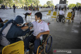 Seorang atlet disabilitas menjalani pemeriksaan kesehatan sebelum menerima vaksin COVID-19 di Gedung Bale Rame, Soreang, Kabupaten Bandung, Jawa Barat, Sabtu (7/8/2021). Ikatan Alumni Unpad memberikan 130 dosis vaksin kepada disabilitas dalam rangka mendukung percepatan program vaksinasi nasional dan memfasilitasi sejumlah atlet disabilitas yang akan berlaga pada ajang Peparnas XVI. ANTARA FOTO/Raisan Al Farisi/agr