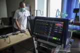 Peneliti Pusat Penelitian Elektronika dan Telekomunikasi (P2ET) Lembaga Ilmu Pengetahuan Indonesia (LIPI) Eko Joni Pristianto merakit perangkat keras pada ventilator Smart Innovated Ventilator Indonesia (Sivenesia) di Kantor LIPI, Cisitu, Bandung, Jawa Barat, Senin (9/8/2021). Ventilator dengan menggunakan sistem android dan memiliki mode CPAP-BPAP tersebut dapat beroperasi selama empat hingga enam jam tanpa listrik dan akan diproduksi massal usai menjalani uji klinis di RSHS serta mendapatkan ijin edar dari Kementerian Kesehatan guna membantu menanggulangi pandemi COVID-19. ANTARA FOTO/Raisan Al Farisi/agr
