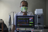 Peneliti Pusat Penelitian Elektronika dan Telekomunikasi (P2ET) Lembaga Ilmu Pengetahuan Indonesia (LIPI) Eko Joni Pristianto melakukan uji coba ventilator Smart Innovated Ventilator Indonesia (Sivenesia) di Kantor LIPI, Cisitu, Bandung, Jawa Barat, Senin (9/8/2021). Ventilator dengan menggunakan sistem android dan memiliki mode CPAP-BPAP tersebut dapat beroperasi selama empat hingga enam jam tanpa listrik dan akan diproduksi massal usai menjalani uji klinis di RSHS serta mendapatkan ijin edar dari Kementerian Kesehatan guna membantu menanggulangi pandemi COVID-19. ANTARA FOTO/Raisan Al Farisi/agr
