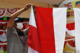 Pedagang bendera dan hiasan bernuansa merah putih musiman asal Bandung merapikan barang dagangannya yang dijual pada masa Pemberlakukan Pembatasan Kegiatan Masyarakat (PPKM) COVID-19 di Kota Madiun, Jawa Timur, Minggu (8/8/2021). Pedagang tersebut mengaku omzet penjualan bendera dan hiasan yang dijual dengan harga antara Rp5 ribu hingga Rp400 ribu per buah tersebut turun bila dibandingkan tahun lalu dari rata-rata Rp350 ribu hingga Rp500 ribu menjadi Rp60 ribu hingga Rp190 ribu per hari. Antara Jatim/Siswowidodo/zk