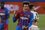 Pemain Barcelona Riqui Puig merayakan golnya ke gawang Juventus dalam laga Joan Gamper Cup di Estadi Johan Cruyff, Barcelona, Spanyol, Minggu (8/8/2021). Barca menang telak 3-0 dalam laga tersebut. ANTARA FOTO/REUTERS/Albert Gea/foc 