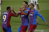 Pemain Barcelona Martin Braithwaite (tengah) bersama Memphis Depay (kiri) merayakan gol ke gawang Juventus dalam laga Joan Gamper Cup di Estadi Johan Cruyff, Barcelona, Spanyol, Minggu (8/8/2021). Barca menang telak 3-0 dalam laga tersebut. ANTARA FOTO/REUTERS/Albert Gea/foc. 