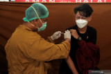  Petugas kesehatan menyuntikkan vaksin COVID-19 kepada warga saat Vaksinasi COVID-19 Gotong Royong di kawasan industri Rungkut, Surabaya, Jawa Timur, Minggu (8/8/2021). Vaksinasi COVID-19 yang digelar salah satu perusahaan di kawasan industri tersebut menyasar pekerja serta keluarganya dengan target penerima vaksin sekitar 800 orang. Antara Jatim/Didik Suhartono/zk