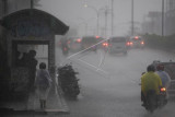 Kota Palembang diguyur hujan di tengah ancaman kahutla