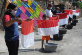 Sejumlah warga membentangkan bendera Merah Putih usai dicuci bersama di Beji, Sidomulyo, Ampel, Boyolali, Jawa Tengah, Minggu (8/8/2021). Kegiatan mencuci bendera Merah Putih bersama tersebut sebagai cara warga setempat untuk menjaga rasa nasionalisme dalam menyambut HUT ke-76 Republik Indonesia. ANTARA FOTO/Aloysius Jarot Nugroho/wsj.