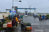 AKSI PROTES PEDAGANG IKAN BERJUALAN DI JALAN PELABUHAN LAMPULO. Sejumlah pedagang menggelar aksi berjualan ikan di jalan pintu masuk pelabuhan Lampulo, Banda Aceh, Aceh, Selasa (10/8/2021). Aksi berjualan ikan di jalan pintu masuk pelabuhan perikanan itu merupakan sikap protes pedagang atas penolakkan berjualan di pasar baru Al-Mahira yang diresmikan pada Juli tahun 2020 karena sepi pengunjung dan selain lokasi pasar belum tertata rapi dan berlumpur jika musim penghujan. ANTARA FOTO/Ampelsa.