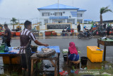 AKSI PROTES PEDAGANG IKAN BERJUALAN DI JALAN PELABUHAN LAMPULO. Sejumlah pedagang menggelar aksi berjualan ikan di jalan pintu masuk pelabuhan Lampulo, Banda Aceh, Aceh, Selasa (10/8/2021). Aksi berjualan ikan di jalan pintu masuk pelabuhan perikanan itu merupakan sikap protes pedagang atas penolakkan berjualan di pasar baru Al-Mahira yang diresmikan pada Juli tahun 2020 karena sepi pengunjung dan selain lokasi pasar belum tertata rapi dan berlumpur jika musim penghujan. ANTARA FOTO/Ampelsa.