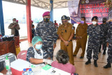 TNI AL lakukan vaksinasi  bagi masyarakat maritim  di Monumen Trikora Bitung