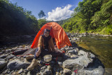 Pengunjung berpose di area camping wisata pedalaman Pegunungan Meratus di Dusun Pantai Mangkiling, Kabupaten Hulu Sungai Tengah, Kalimantan Selatan, Selasa (10/8/2021). Tempat wisata yang dikelola masyarakat setempat tersebut menawarkan keindahan pemandangan, dan nuansa pedalaman Pegunungan Meratus yang berpotensi dikembangkan menjadi objek wisata di Kalsel untuk mendatangkan wisatawan. Foto Antaranews Kalsel/Bayu Pratama S.