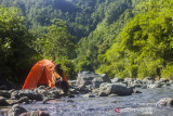 Pengunjung menikmati pemandangan alam di area camping wisata pedalaman Pegunungan Meratus di Dusun Pantai Mangkiling, Kabupaten Hulu Sungai Tengah, Kalimantan Selatan, Selasa (10/8/2021). Tempat wisata yang dikelola masyarakat setempat tersebut menawarkan keindahan pemandangan, dan nuansa pedalaman Pegunungan Meratus yang berpotensi dikembangkan menjadi objek wisata di Kalsel untuk mendatangkan wisatawan. Foto Antaranews Kalsel/Bayu Pratama S.