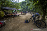 Pengunjung bersantai di area camping wisata pedalaman Pegunungan Meratus di Dusun Pantai Mangkiling, Kabupaten Hulu Sungai Tengah, Kalimantan Selatan, Selasa (10/8/2021). Tempat wisata yang dikelola masyarakat setempat tersebut menawarkan keindahan pemandangan, dan nuansa pedalaman Pegunungan Meratus yang berpotensi dikembangkan menjadi objek wisata di Kalsel untuk mendatangkan wisatawan. Foto Antaranews Kalsel/Bayu Pratama S.