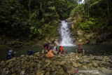 Sejumlah pengunjung menikmati pemandangan di wisata pedalaman Pegunungan Meratus air terjun Tumaung di Dusun Pantai Mangkiling, Kabupaten Hulu Sungai Tengah, Kalimantan Selatan, Selasa (10/8/2021). Tempat wisata yang dikelola masyarakat setempat tersebut menawarkan keindahan pemandangan, dan nuansa pedalaman Pegunungan Meratus yang berpotensi dikembangkan menjadi objek wisata di Kalsel untuk mendatangkan wisatawan. Foto Antaranews Kalsel/Bayu Pratama S.