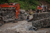 Warga terpaksa melintasi Sungai Ciberang akibat akses jembatan terputus di Kampung Muhara, Lebak, Banten, Selasa (10/8/2021). Hujan lebat disertai angin kencang yang terjadi di daerah itu pada Senin (9/8/2021) malam, menyebabkan akses jembatan penghubung antarprovinsi Banten-Jawa Barat tersebut terputus akibat diterjang luapan air Sungai Ciberang. ANTARA FOTO/Muhammad Bagus Khoirunas/rwa.