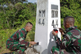 Satgas Yonif 403 Patroli Mengecek Patok Perbatasan RI-PNG