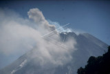 Gunung Merapi mengeluarkan guguran lava terlihat dari Turgo, Purwobinamgun, Pakem, Sleman, D.I Yogyakarta, Rabu (11/8/2021). Menurut data BPPTKG periode pengamatan pukul 06:00-12.00 WIB secara visual Gunung Merapi teramati mengalami 12 kali guguran dengan jarak luncur 500 - 1000 meter ke arah barat daya. ANTARA FOTO/Andreas Fitri Atmoko/nym.