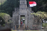 Pengunjung memasuki kawasan wisata Sendang Tirto Kamandanu di Kediri, Jawa Timur, Selasa (10/8/2021). Tradisi ritual satu suro penanggalan Jawa di Situs peninggalan kerajaan Kediri tersebut ditiadakan karena penerapan Pemberlakuan Pembatasan Kegiatan Masyarakat. Antara Jatim/Prasetia Fauzani/zk