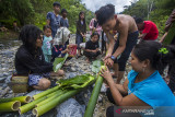 Masyarakat dayak Meratus sedang mehumbal nasi di buluh (membakar nasi di bambu) saat tradisi Maliyu (menangkap ikan) di sungai Kapiyau, Dusun Pantai Mangkiling, Kabupaten Hulu Sungai Tengah, Kalimantan Selatan, Rabu (11/8/2021). Masyarakat dayak di pedalaman Pegunungan Meratus melakukan tradisi menangkap ikan secara tradisional yang dilaksanakan setiap musim kemarau. Foto Antaranews Kalsel/Bayu Pratama S.