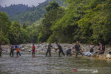 Masyarakat dayak Meratus bergotong royong melakukan tabatan liuan (menutup sungai) saat tradisi Maliyu (menangkap ikan) di sungai Kapiyau, Dusun Pantai Mangkiling, Kabupaten Hulu Sungai Tengah, Kalimantan Selatan, Rabu (11/8/2021). Masyarakat dayak di pedalaman Pegunungan Meratus melakukan tradisi menangkap ikan secara tradisional yang dilaksanakan setiap musim kemarau. Foto Antaranews Kalsel/Bayu Pratama S.