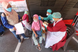 Petugas medis menyuntikkan vaksin COVID-19 kepada penyandang disabilitas di Polres Kediri Kota, Kota Kediri, Jawa Timur, Selasa (10/8/2021). Polres Kediri Kota bekerjasama dengan Dinas Sosial melakukan vaksinasi kepada sedikitnya 83 orang penyandang disabilitas. Antara Jatim/Prasetia Fauzani/zk