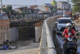 Sejumlah kendaraan meliintas di samping pembangunan Underpass Cibitung, Kabupaten Bekasi, Jawa Barat, Rabu (11/8/2021). Underpass sepanjang 400 meter pembangunannya telah mencapai 90 persen dan ditargetkan selesai pada September 2021, guna mengurai kemacetan lalu lintas di wilayah tersebut. ANTARA FOTO/ Fakhri Hermansyah/aww.