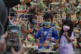 Mainan kapal 'telok abang' khas HUT RI masih diminati anak Palembang