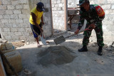 Babinsa di pulau Marore bantu kerjakan pembangunan rumah warga