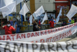 Sejumlah pedagang melakukan aksi mengibarkan bendera putih di depan pusat perbelanjaan Sentra Grosir Cikarang (SGC) di Kabupaten Bekasi, Jawa Barat, Rabu (11/8/2021). Aksi tersebut sebagai protes penutupan pertokoan selama PPKM. ANTARA FOTO/ Fakhri Hermansyah/wsj.
