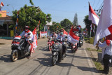 Sejumlah warga berpawai sambil mengibarkan Bendera Merah Putih saat acara Gerakan Pengibaran 1000 Bendera Merah Putih di Kampung Curug, Kecamatan Petir, Serang, Banten, Kamis (12/8/2021). Acara yang digagas para Veteran Pejuang Kemerdekaan RI bersama tokoh pemuda itu digelar untuk menyambut peringatan HUT Kemerdekaan RI ke-76. ANTARA FOTO/Asep Fathulrahman/foc.