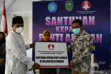  Wali Kota Madiun Maidi (kiri) meyerahkan secara simbolis bantuan kepada pengurus panti asuhan di rumah dinas Wali Kota Madiun, Jawa Timur, Kamis (12/8/2021). Pemkot Madiun bekerja sama dengan salah satu bank swasta memberikan santunan berupa uang dan bahan pokok kepada empat panti asuhan untuk tahap pertama dan akan dilakukan secara bertahap pada panti asuhan lainnya guna membantu meringankan beban panti asuhan dalam mengasuh anak-anak asuhannya. Antara Jatim/Siswowidodo/zk