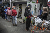 Warga antre untuk mendapatkan makanan gratis pada Program Bandung Berbagi di Cibangkong, Bandung, Jawa Barat, Jumat (13/8/2021). Warga RW. 02 Kelurahan Cibangkong, Kecamatan Batununggal berinisiatif untuk melakukan swadaya masyarakat dengan menyediakan makanan siap saji sebanyak 160 paket setiap hari jumat bagi warga yang terdampak COVID-19 selama penerapan PPKM. ANTARA FOTO/Raisan Al Farisi/agr